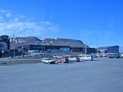 バスがゆっくり出発し、しだいに乗客は増えていきます。これでスヴァールバルの景色も見納めかとしみじみしているうちに、ロングイェールビーン空港へ到着しました。