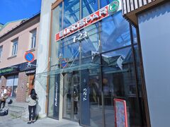 数分歩いた場所にあるスーパーマーケット、ユーロスパーです。
大きめのスーパーも見てみたかったのでこちらに寄りました。お土産としてタラコペーストなどを購入。地球の歩き方にも載っているチューブ状のものです。

帰国した際に動物検疫の係りの方に持ち込んでも大丈夫か尋ねたら、しばらく調べた後でOKが出ました。意外なことにスモークサーモンも大丈夫だそうです。ただ、できれば現地で食べて持ってこないようにしてもらいたいとも言っていました。まあ、その立場だったらそうでしょうね。