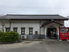 松江からは宍道湖畔を走る一畑電車に沿って進みます、湖畔の無人駅でちょっと拝見してみます