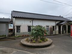 次も宍道湖畔の駅です、駅舎は先ほどの秋鹿駅と同じ様な造りですね、同じく無人駅です