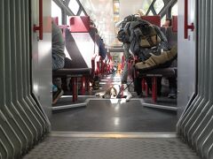 SBB（スイス連邦鉄道）のアプリで確認すると、VispからZermattへの電車が何か変。
調べると、数日前起きた土砂災害で鉄道が一部通行止めになっている模様。
「え？　行けないの？。どうすればいい？？」
大丈夫でした、Vispから途中まではバスが（時間通りに）代替運送。
12月まではバスが代替運送する感じでした（が、10月に再訪したときは、鉄道は工事区間はあるものの、完全復旧していました）。