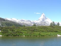 ポーズを決めてマッターホルンをバックに自撮りしてる女の子と出くわす。
「取りましょうか？」と声を掛けると、携帯電話を手渡された。
携帯電話に現れた言語はハングル文字。韓国人のようだ。
「韓国から来たの？」と聞くと、ドイツ留学中で、休みを利用して遊びに来たんだそう。「こんなに天気がいいなんて、本当にラッキーです！」と笑う彼女、こっちまで元気が出た。
キラキラした若さが羨ましい笑。

ここライゼーも時間帯によっては、逆さマッターホルンを拝むことができる。
そして、ここから見るマッターホルンが一番美しい、と言う人もいるほど素敵な場所でもある。