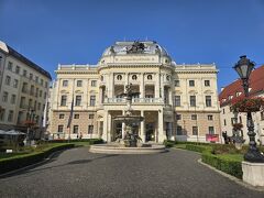 スロバキア国立劇場

歴史的建造物で1920年完成
オペラ、バレエ、演劇の3つを常設で行っているそうです

大きくはないですがヨーロッパの　ザ・劇場　という建物
