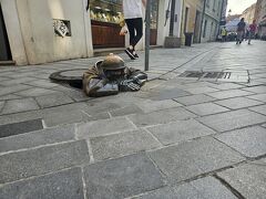 マンホールのふちに乗り出す銅像
道行くひとを眺めているのかな

