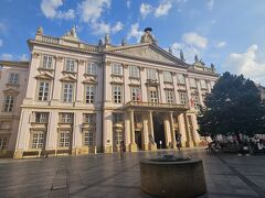 プリマティア宮殿

1778年から1781年にかけてヨージェフ・ナッチャーニ大司教のために建てられた宮殿
