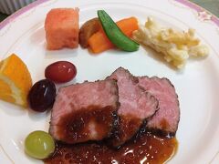 宿泊先は、玉造温泉の松乃湯さんです。（温泉、夕食朝食つき）

温泉に入った後、開始遅めのビュッフェスタイルの夕食。ツアーでも、各自、自由に会場に集まる形式。しかも半個室での食事。　
思った以上に品数が多くて豪華！季節外れなのに、紅ずわい蟹もあります。
中でも、しまね和牛のローストビーフは絶品です。