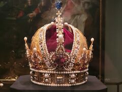 直近ではイギリスのチャールズ国王の戴冠式で似たようなものをご覧になったかたも多いかもしれません

宝冠の重さはどれくらいあるんでしょうね？

1602年にプラハで作成された宝冠は金製、エナメル、ダイヤモンド、ルビースピネル、サファイア、パールで装飾され内側はベルベット