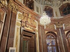 この宮殿はオーストリア軍の名将プリンツ・オイゲン・サヴォイアンが迎賓館として建てたものです
この装飾はだまし絵なんですよ

プリンツ・オイゲン大好きなんです(笑)
彼が建てた宮殿なのに彼に関連するものはほとんどないのが残念でなりません

20世紀初頭の作品が展示される美術館となっており多数の名画が展示されていますので何点かご紹介します