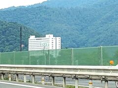 車を走らせて長野ＩＣに近づくと、何もない所に大きな白いホテルが目立ちます。
車窓から見えたメルキュール長野松代リゾート＆スパ
（ダイワロイヤルホテルからのリブランドです）