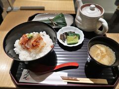 　新幹線に乗る前に、改札前のイートパラダイスにある「はしたて」で、れんこん菓子西湖の付いた「はしたてセット」をいただきました。店名は天の橋立にちなんだものだそうです。コロナ禍1年目とは違い、タブレット発券制が導入されていて、1時間以上並びました。