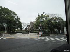 原爆ドームの横通って、