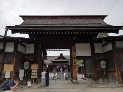 とりあえず宿に荷物を置いて、さっきの飛騨牛などを調理して食べてから歩いて観光。
宿は二段ベッドのドミトリーで外人女性と同室だった。
共同キッチンでも外人男性がパソコンしていた。

1泊3000円台の安宿は外人の長期滞在者多し。
昨今の現状をかんがみて外人旅行者からは旅行時に観光税？を取るべき。
値上がり、円安で旅行は外人の為の物になりつつあるのだから！

