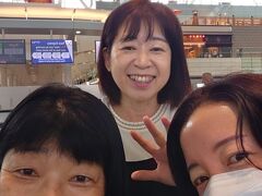 北欧旅友は職場仲間のKちゃん&Fさん
羽田空港で集合して最初の自撮り3ショット！
4トラ旅行記への登場OKいただきありがとねー♪
11日間よろしくです～

はじめにパッケージツアーの集合カウンターで添乗員I氏に会って、スカンジナビア航空(SAS)の自動チェックイン機を使ってチェックイン！
3人で旅行会社に申し込んだけど、苗字がバラバラなせいでSASの方ではグループと認識してくれなかったようで、それぞれ分かれて何番の席？なんてやりとりしながら、なんとか無事に横並びの席を確保(^^)