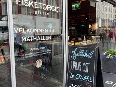 ブリッゲン地区を対岸から撮影した後はイヤホンガイドをつけて、添乗員I氏について散策のはじまりはじまり～

まずは魚市場からスタート！！