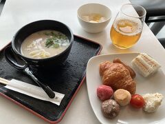 ラウンジで軽く
本場の博多のバリカタとんこつより、ここの中太麺のが好き
なんて、福岡市民には怖くて言えない