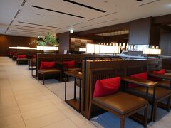 チェックイン完了後、JALグローバルクラブ専用保安検査場を通過し、エスカレーターでサクララウンジへ。
こちらも2年ほどダイヤモンド・プレミアラウンジを使ってましたが、今回はステイタスや航空券の関係で久しぶりのサクララウンジです。
久しぶりですが、やっぱりショボい…
早く上級会員に戻りたいですが、今回の旅で目標のステイタス達成できます。
次回から再び戻ります。

サクララウンジでおつまみを食べて過ごします。