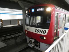 第1・第2ターミナル駅から第3ターミナル駅まで京急線で向かいます。
車内はガラガラでした。
乗車時間2分とあっという間です。
降機してからターミナル内の搭乗口からの域内バスやターミナル外のバス乗り場から乗車するより京急の方が早かったです。

個人的には、京急でターミナル移動する方がいいです。