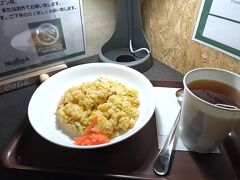 朝4時45分起床。6時前の梅田発のバスで関空へ。チェックインまで時間があるので、カフェラウンジnodokaでチャーハンと紅茶で朝食。