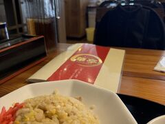 蕎麦が食べたくて行きたい蕎麦屋もチェックしていたんだけど、ガッツリ食べたくてなぜか街の中華屋へ。麦茶がデキャンタで提供してくれて、半チャーハンが美味い。通りでサラリーマンみたいな人が多いはずだ。