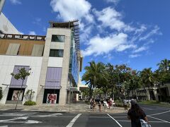 交差点を渡るとワイキキ ショッピング プラザ（The Waikiki Shopping Plaza）。