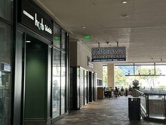 日本食材が手に入る、大手日系スーパーのミツワ マーケット プレイス。
アラモアナ センターの中にはニジヤ マーケットがありますが、DFSやロイヤル ハワイアン センター周辺に滞在しているのであれば、場所的にもこちらが近くてお勧め。
キッチン付きコンドミニアムで料理するのも良いですが、作る手間を省きたい時はこちらでお寿司やお弁当も手に入ります。
ハワイで体調を崩してしまった時は、ミツワ マーケット プレイスに行くと良いでしょう。
軽い症状の薬（日本の薬）なら、こちらで購入出来ます。