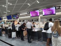 7/6（土）午前中も残り仕事を家でして、出発2時間半前17:15集合のHISカウンターに、添乗員さんはその30分前には来ているというので、16：30には成田第一ターミナル着。17時頃全員集まった頃に全員に説明あり、私だけプレエコなので有人カウンターに行くように言われるが、他の方は自動チェックイン機で発券したとのこと。
ツアー参加者8名のうち、女性の一人参加の方がもう1名いて、挨拶して少し話したが、会ったばかりの方にラウンジをお誘いするのも引かれそうなのでお誘いせず、一人有人カウンターで手続き。座席は希望していた通路側だったので変更依頼せず。（残りは真ん中席しかなし）