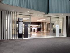 成田空港第一ターミナルANAラウンジ。右がスイート、平SFCの私は左へ。ああダイヤモンドのうちにスイートラウンジに一度入りたかった。
ちなみにNZ航空はビジネスでないと、プレエコだけではラウンジ利用はできない模様。国際線でこそSFCは威力を発揮する。