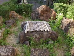 稲荷の北東、遠州病院駅横には、徳川秀忠誕生井戸があります。