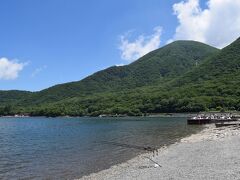 車に戻り下山する途中で大沼に立ち寄りました。30年程前にも来訪したことがありましたが、すっかり夏の風情でした。冬場は全面凍結してワカサギ釣りが楽しめることで有名です。