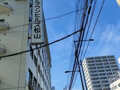 この日の予定は何もないのでホテルへ直行です。

今回の四国への旅行、今年の一月に雪の中の只見線を撮りに行った時、スノーシューでしかたどり着けない所へ行き、電車が通過する数分前に横に来た人がいました。
猛吹雪の日でした。
撮り鉄をする時は皆さんにご挨拶するので、その時、話をしていたら、なんと、愛媛から来た人。
前日、首都圏の交通網がダメになってしまった日で福島に夜中に着いたとか?
本数がとても少ない只見線に乗ってきたとか。
会津若松に宿を取り、荷物は置いて来たらしく、郡山まで戻るらしい?
「レンタカーで私の運転でよければ」と・・・
49号線を走りながら、猪苗代湖を横目に走り、猪苗代湖にすごく感動してくれ、寒いけど、ちょこっと寄って・・・
そんなんで郡山まで、ご一緒して、次回は「愛媛県でお会いしましょう」と言われ、それきりでしたが、今回、その目標を達成するべく四国行が決定しました。

この日の夜、ホテルのロビーまで来てくれて、少し、お話をすることが出来ました。
半年ぶりですね。