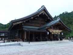 本殿ではなく、拝殿ということですが、
スケールが大きすぎです。