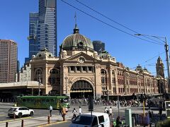 ■フリンダース・ストリート駅 (Flinders Street station)

フリンダースストリート駅まで戻ってきました。

今日のメルボルンは雲一つない青空、絶好の散策日和です。