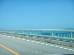 橋の下にはエメラルドグリーンの海が広がる