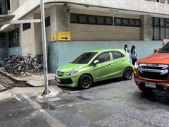 シリラート病院最寄りの船着き場で降りるも、いろいろ建物があって博物館までたどり着くのはちょっと大変
黄色い看板が見えたらゴールは近い！
