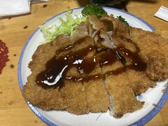 東京着いたら最近よくいく居酒屋へ向かう。
とんかつあてに緑茶ハイを飲む。