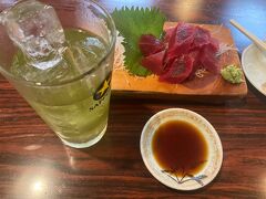 翌日はこっちで緑茶ハイ。
高知で初鰹食べれなかったのでここで食べようとしたが売り切れ。
マグロで我慢。