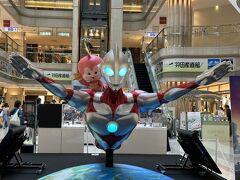 17時前に無事、第1ターミナルに到着。
ウルトラマンがお出迎えしてくれました！