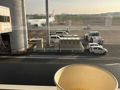 カードラウンジでオレンジジュースだけいただきます。
平日、しかもこの時間のフライトはほんと久しぶりかも。