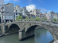 ホテル出てから1kmちょっと。
約20分程で眼鏡橋に到着しました♪
江戸時代から約400年ある由緒ある橋、国指定の重要文化財。

普通に平日の朝なので、皆さん眼鏡橋を歩いて通勤通学の時間帯です。