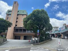 この坂道を上っていけばいいのね？

麓にはANAクラウンプラザ♪
ちょっとクラシカルな感じで、高級感漂ってました^_^