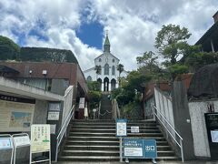 坂を上りきって…
ここがグラバー園？と思ったら
こちらは大浦天主堂。世界遺産にもなっている教会で、中のステンドグラスが大層美しいらしい。
なかなかお高い拝観料(大人1人1,000円)
そしてあまり時間もないので、失礼して外観だけパチリ。