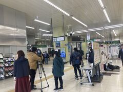 東北新幹線の福島駅で保守車両故障の影響で東北新幹線が止まっている裸子。
人の不幸が大好きなマスゴミ各社が出張ってきて新幹線に乗れずイラついている客にニコニコしながら尋問。