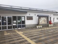 出発までちょっと時間あるので駅を出てみた。