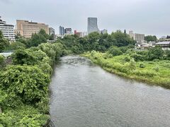 広瀬川沿いを歩き、次は瑞鳳殿を目指します。
