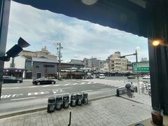 暑さと人混みにやられて八坂神社前のカフェに退避