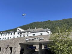 ボス駅到着
上空を見上げるとパラグライダーが気もちよさそう！！