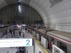 終点の元町・中華街駅は、近年の地下駅には見られないような贅沢なドーム大空間が広がる。
気宇壮大で良いのだが、過大な工事費が、高い運賃に反映してしまったのではなかろうか。