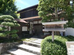 吉田の街並みを見つつ緩やかな坂を上って鉄の歴史博物館を見学。お医者さんの民家だった建物を使った郷土資料館で、1階と2階に様々な展示物が陳列してある。