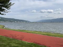 食後の休憩を兼ねて諏訪湖一周をしました。諏訪湖の北岸はまだ未完成のようですが自転道どいうも整備されていました。