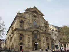 この日は4月とは思えないほど暑かったです。ウロウロとホテルを探していたら、ドイツ人には珍しく道に迷ったのかと聞かれました。親切にも近くまで案内してくれました。ドイツ人が冷たいということではなくこちらが聞けば親切に教えてくれます。
聖マルティン教会